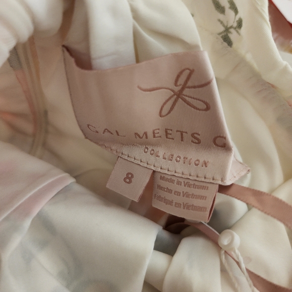 GAL MEETS GLAM Beverly Floral Romper - Picture 12 of 16